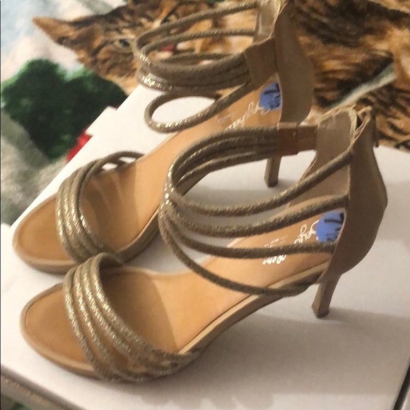 Heel shoes. Gold colour details - Picture 5 of 13